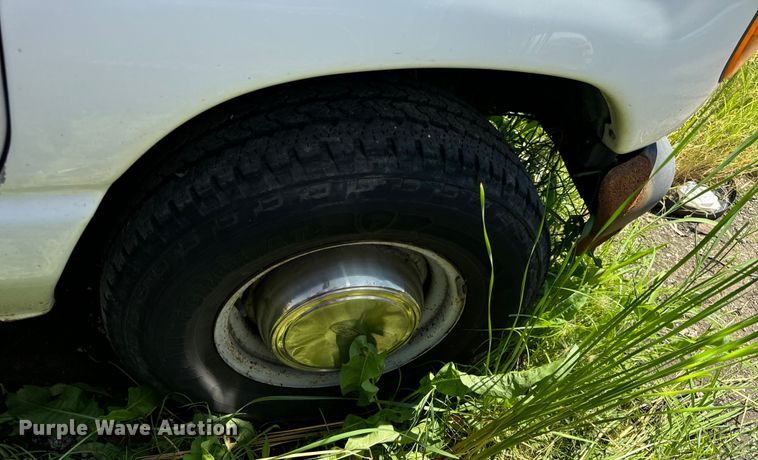 image for item OF9825 2003 Ford E350 Super Duty van with bucket lift