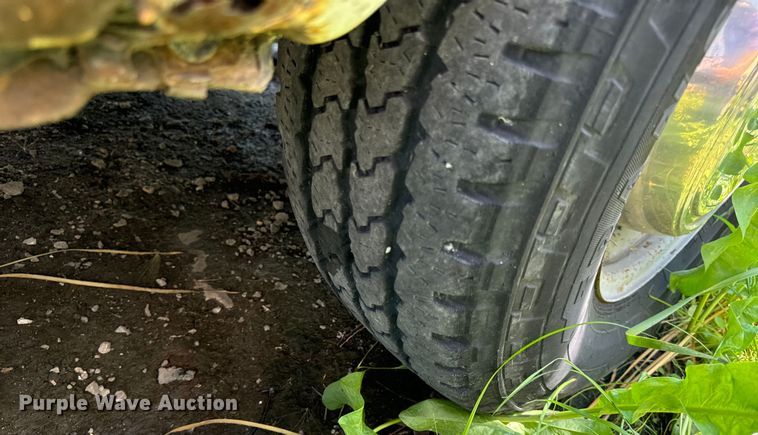 image for item OF9825 2003 Ford E350 Super Duty van with bucket lift