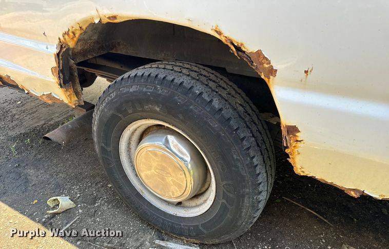 image for item OF9825 2003 Ford E350 Super Duty van with bucket lift