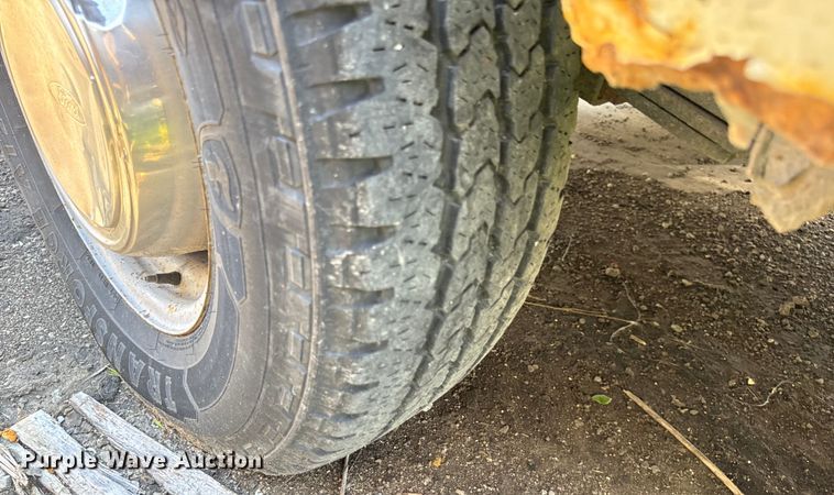 image for item OF9825 2003 Ford E350 Super Duty van with bucket lift