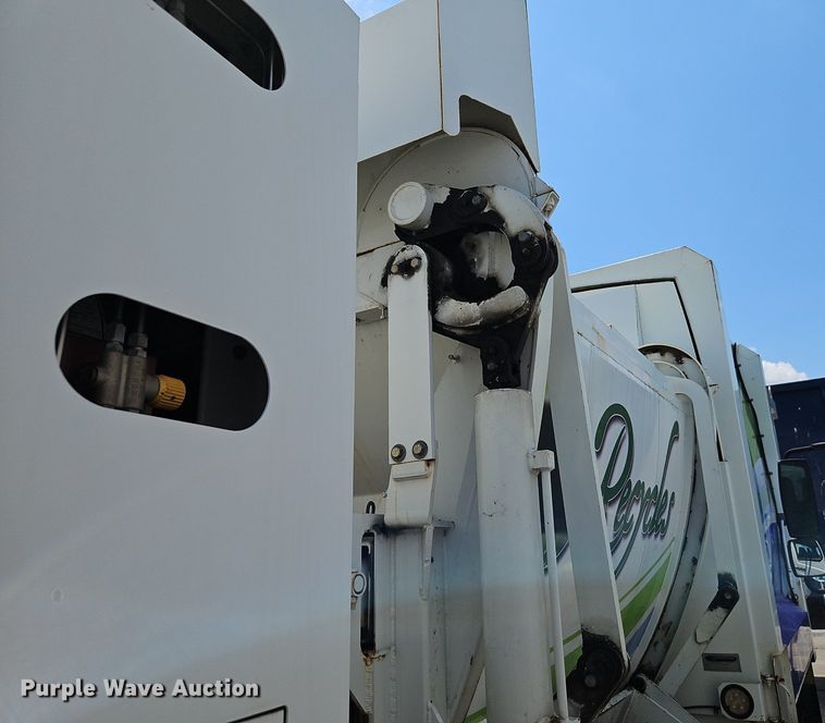 image for item OF9829 2011 International  7300  refuse truck