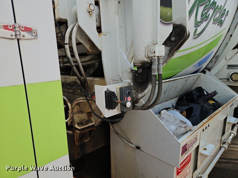 image for item OF9829 2011 International  7300  refuse truck