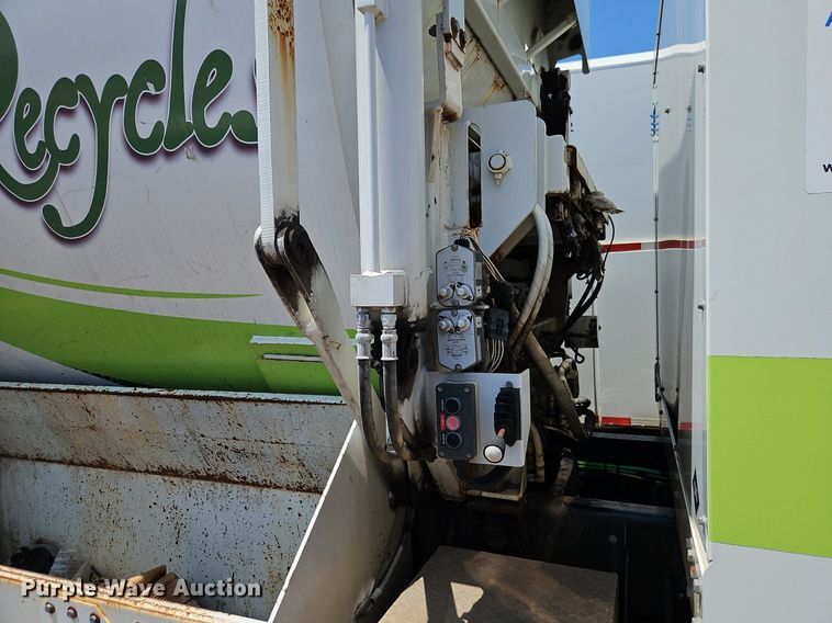 image for item OF9829 2011 International  7300  refuse truck