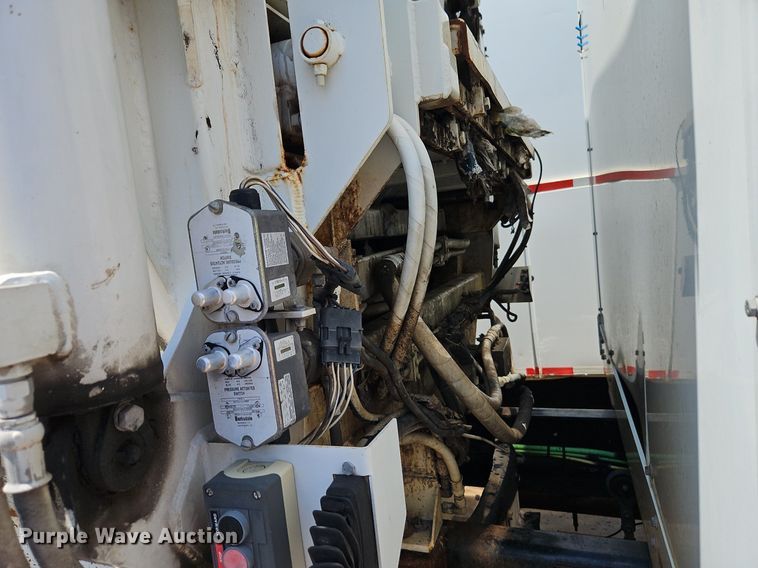 image for item OF9829 2011 International  7300  refuse truck