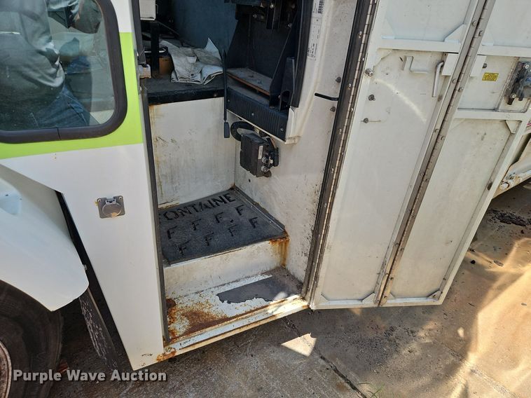 image for item OF9829 2011 International  7300  refuse truck