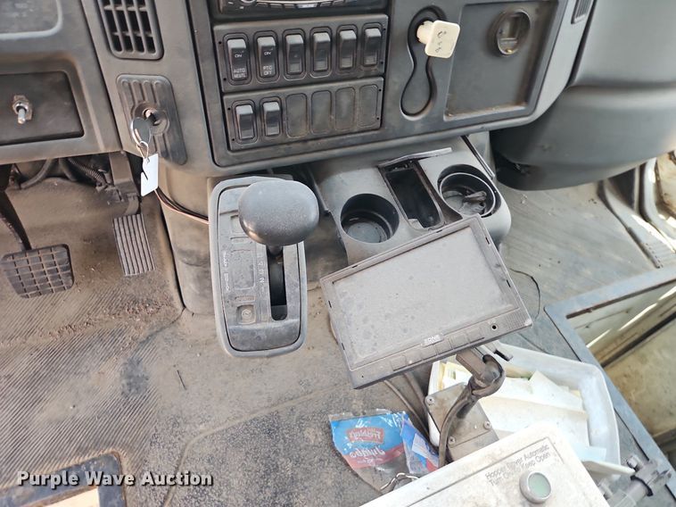 image for item OF9829 2011 International  7300  refuse truck