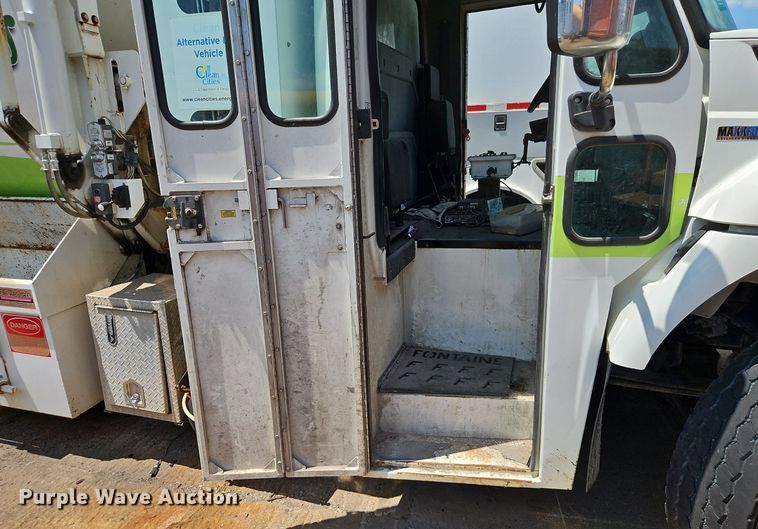 image for item OF9829 2011 International  7300  refuse truck