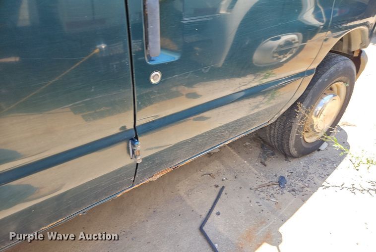 image for item OF9830 2000 Ford E250 van