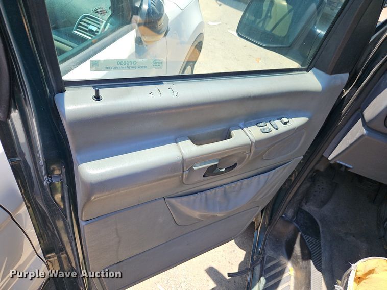 image for item OF9830 2000 Ford E250 van