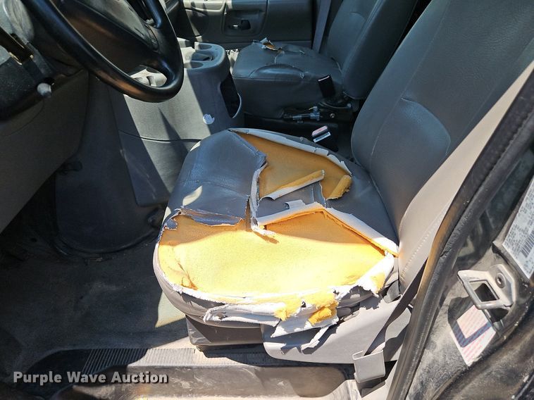 image for item OF9830 2000 Ford E250 van