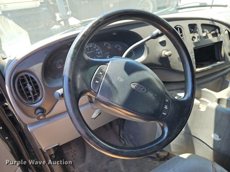 image for item OF9830 2000 Ford E250 van