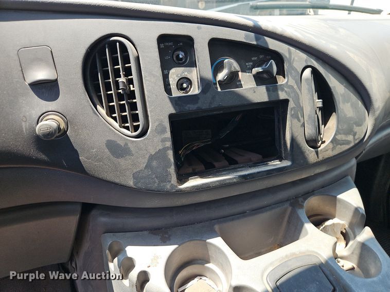 image for item OF9830 2000 Ford E250 van