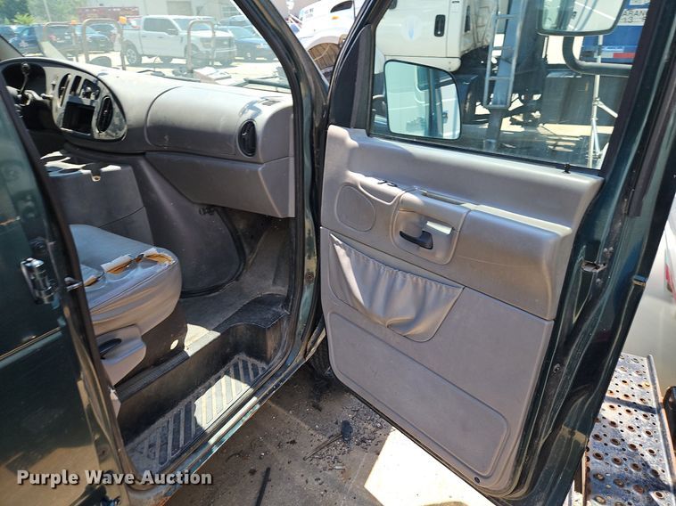 image for item OF9830 2000 Ford E250 van