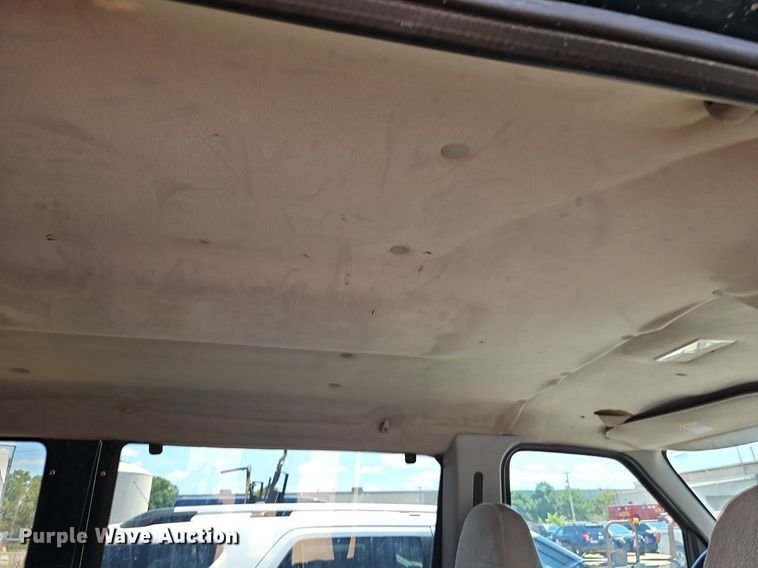 image for item OF9830 2000 Ford E250 van