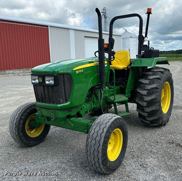 image for item OG9572 2010 John Deere 5075E tractor