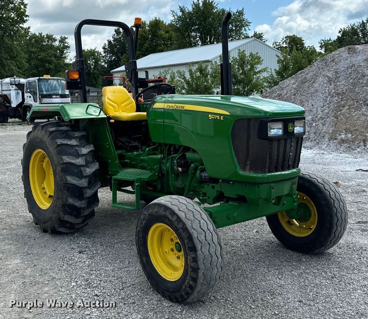 image for item OG9572 2010 John Deere 5075E tractor