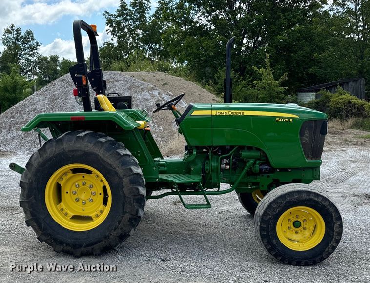 image for item OG9572 2010 John Deere 5075E tractor