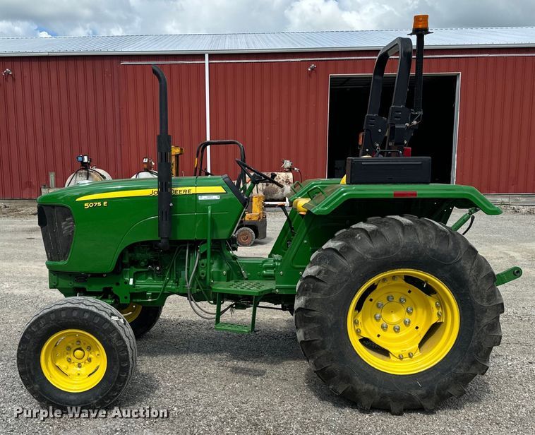 image for item OG9572 2010 John Deere 5075E tractor
