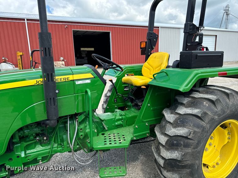 image for item OG9572 2010 John Deere 5075E tractor