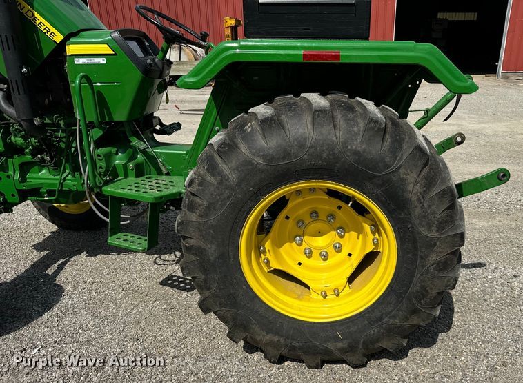 image for item OG9572 2010 John Deere 5075E tractor