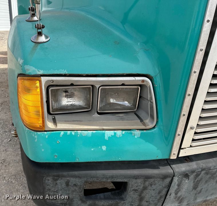 image for item OM9938 1992 Freightliner  FLD120 semi truck