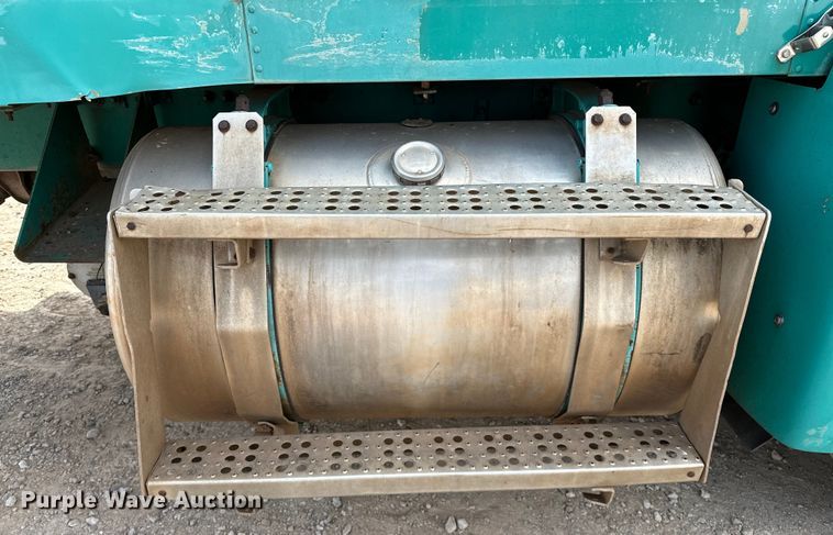 image for item OM9938 1992 Freightliner  FLD120 semi truck