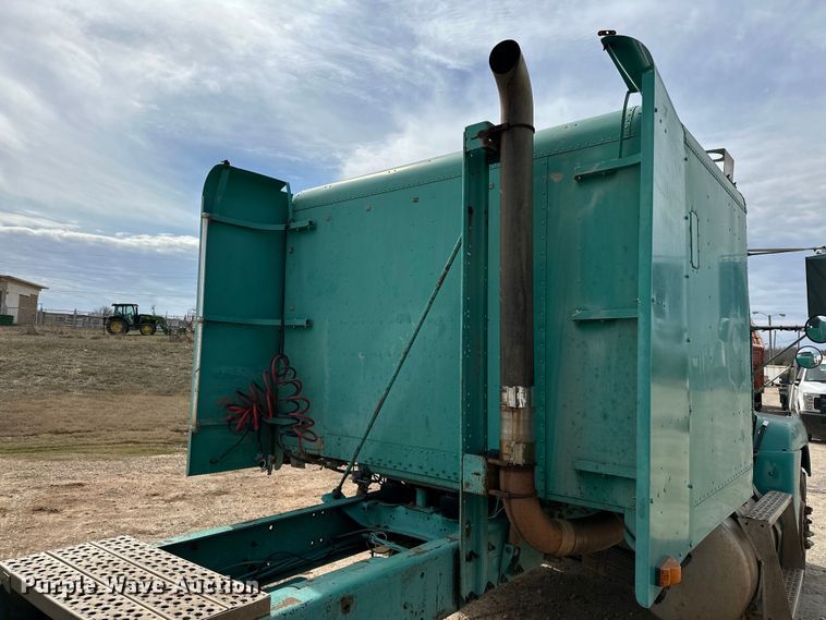 image for item OM9938 1992 Freightliner  FLD120 semi truck