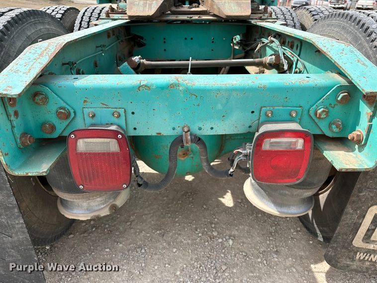 image for item OM9938 1992 Freightliner  FLD120 semi truck