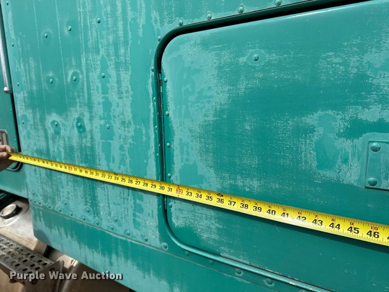 image for item OM9938 1992 Freightliner  FLD120 semi truck