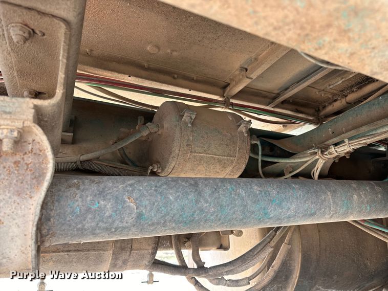 image for item OM9938 1992 Freightliner  FLD120 semi truck