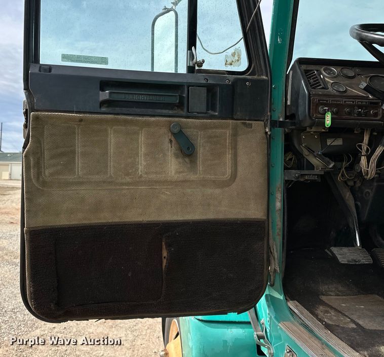 image for item OM9938 1992 Freightliner  FLD120 semi truck