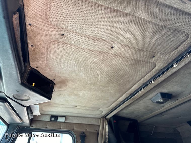 image for item OM9938 1992 Freightliner  FLD120 semi truck