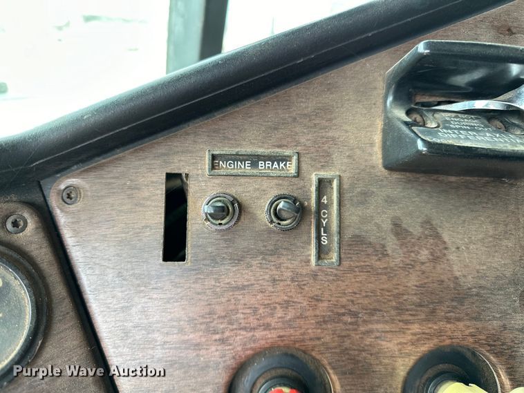 image for item OM9938 1992 Freightliner  FLD120 semi truck