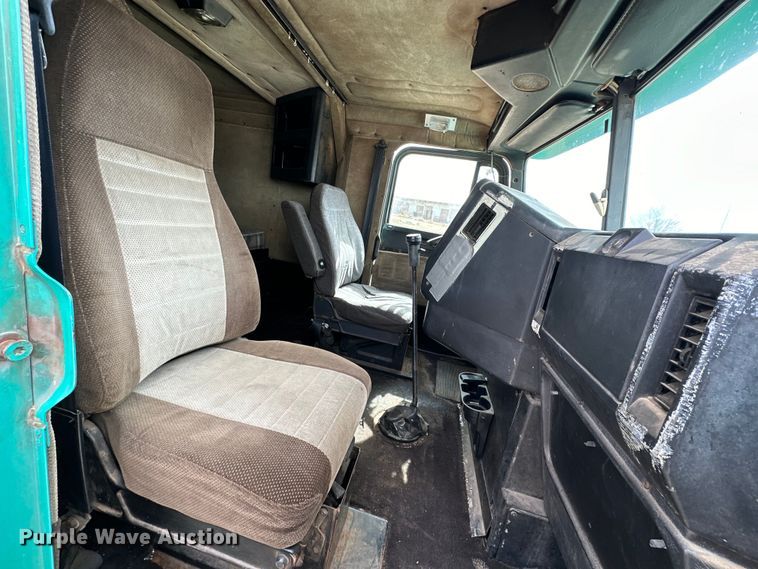 image for item OM9938 1992 Freightliner  FLD120 semi truck