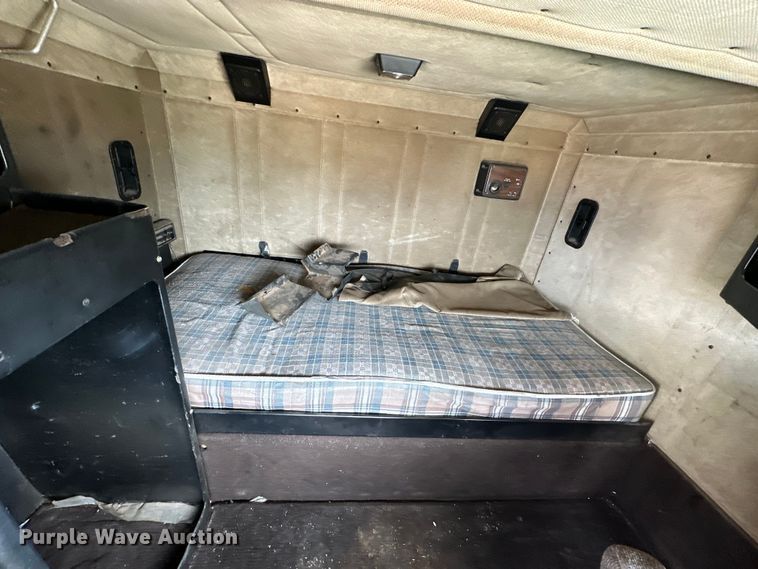 image for item OM9938 1992 Freightliner  FLD120 semi truck