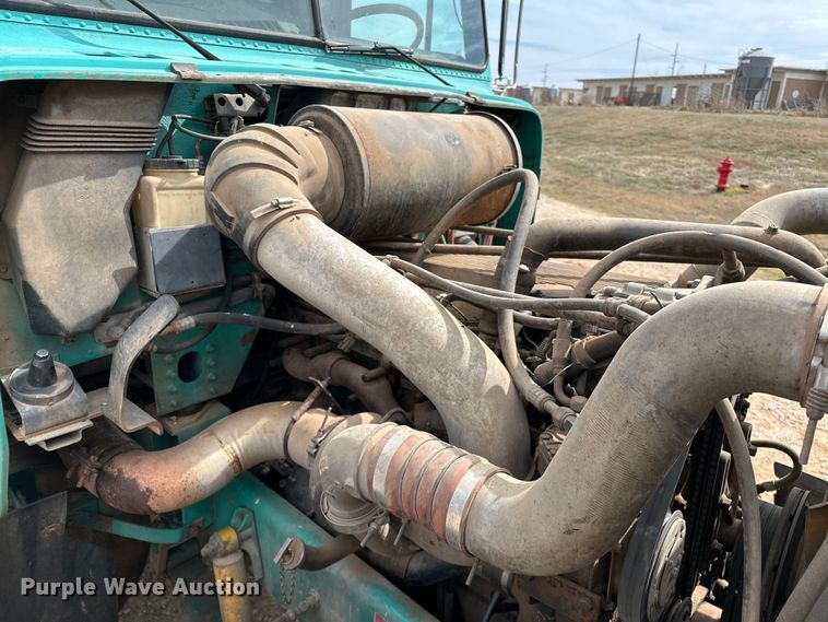 image for item OM9938 1992 Freightliner  FLD120 semi truck