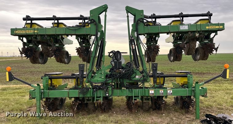 image for item DM2723 2009 John Deere 1720 Max Emerge XP no-till planter