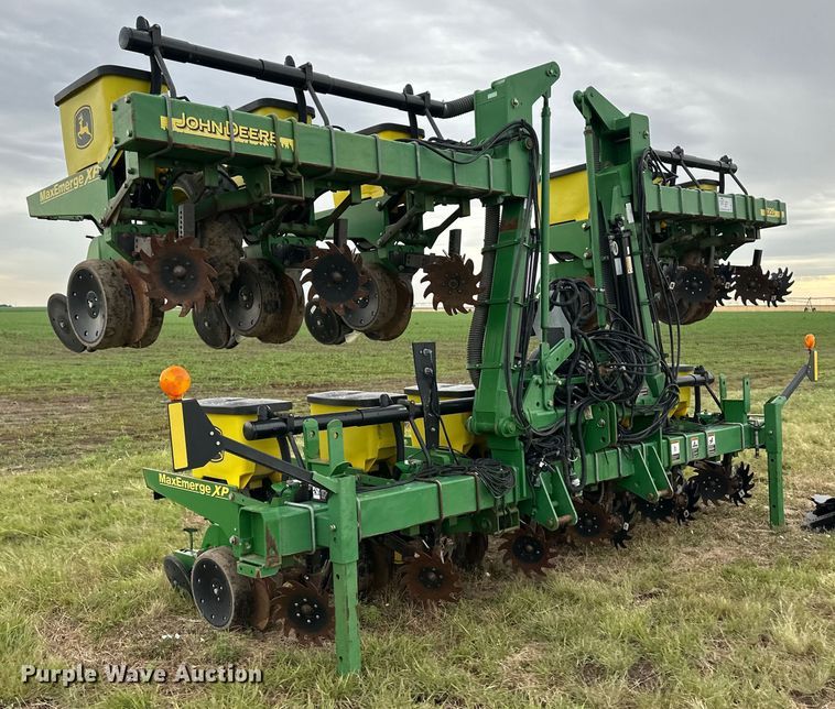 image for item DM2723 2009 John Deere 1720 Max Emerge XP no-till planter