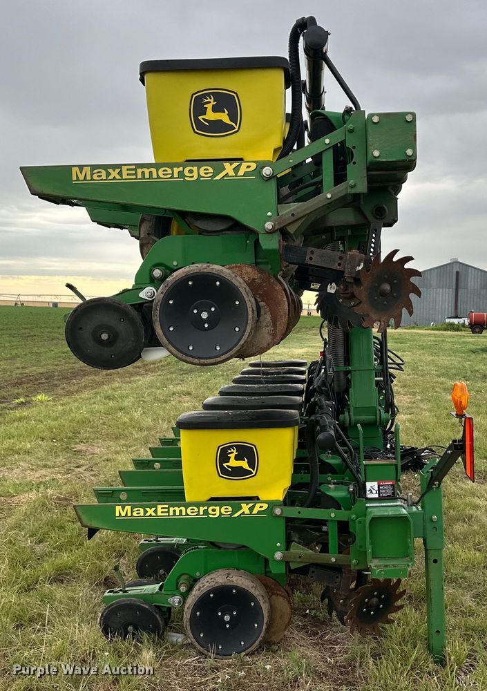 image for item DM2723 2009 John Deere 1720 Max Emerge XP no-till planter