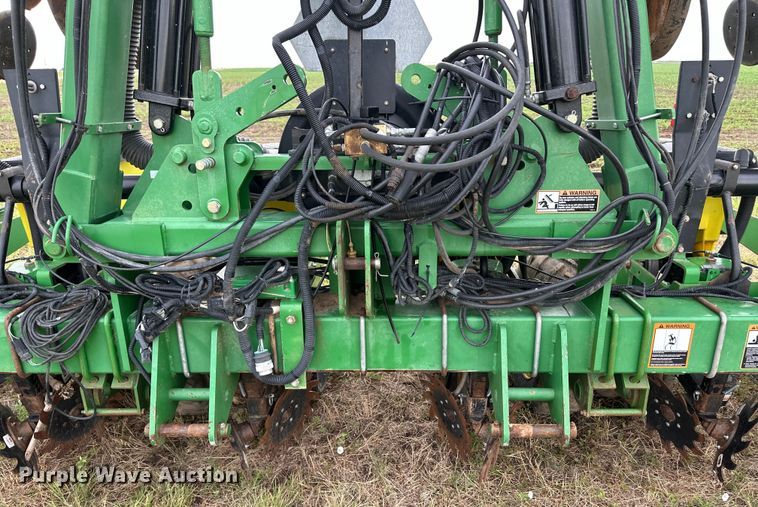 image for item DM2723 2009 John Deere 1720 Max Emerge XP no-till planter