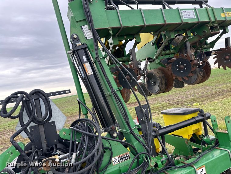 image for item DM2723 2009 John Deere 1720 Max Emerge XP no-till planter