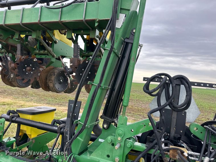 image for item DM2723 2009 John Deere 1720 Max Emerge XP no-till planter
