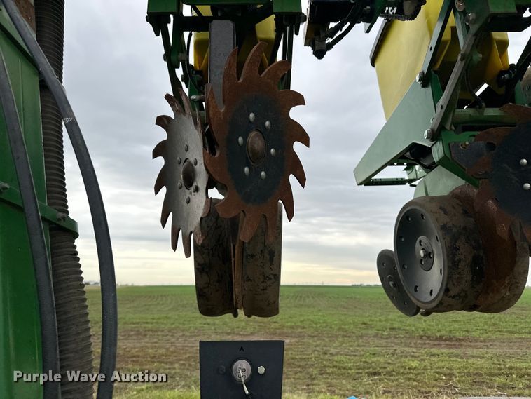 image for item DM2723 2009 John Deere 1720 Max Emerge XP no-till planter