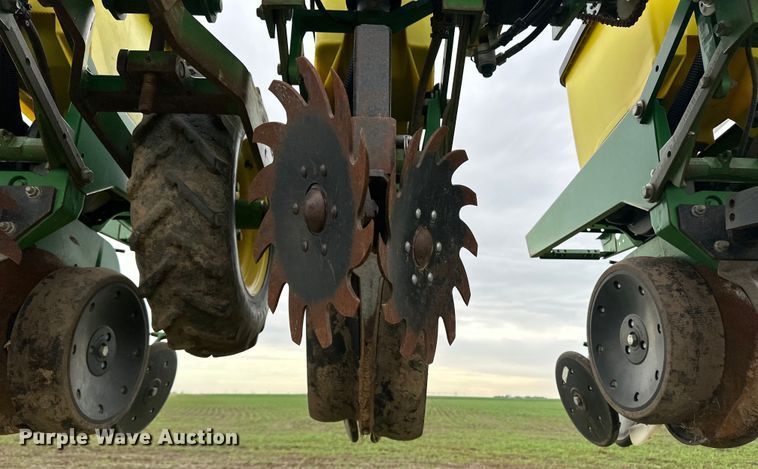 image for item DM2723 2009 John Deere 1720 Max Emerge XP no-till planter