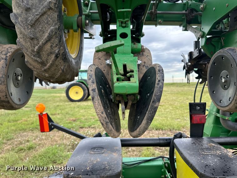 image for item DM2723 2009 John Deere 1720 Max Emerge XP no-till planter