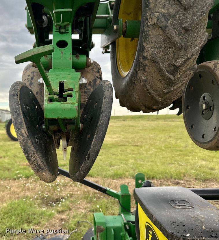 image for item DM2723 2009 John Deere 1720 Max Emerge XP no-till planter