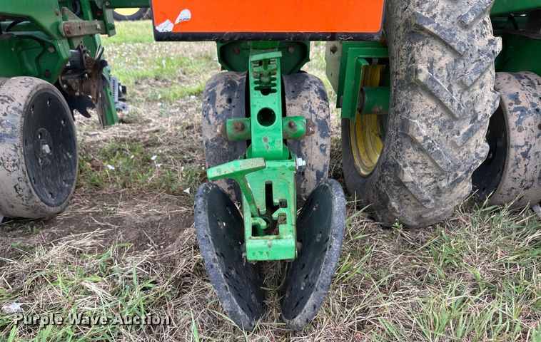 image for item DM2723 2009 John Deere 1720 Max Emerge XP no-till planter