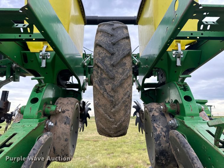 image for item DM2723 2009 John Deere 1720 Max Emerge XP no-till planter