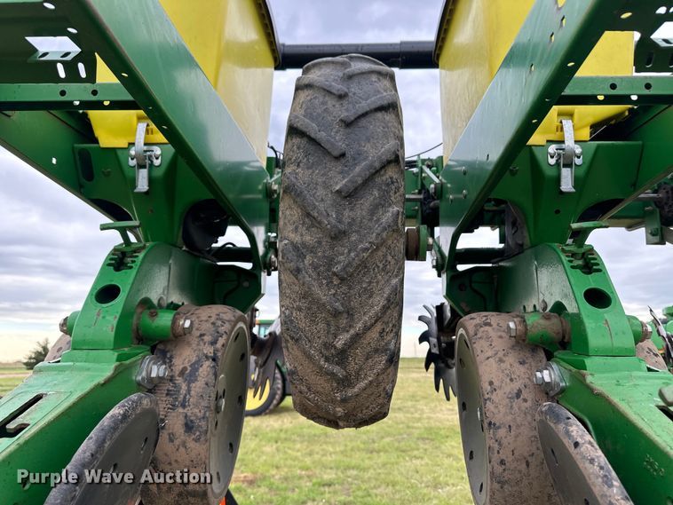 image for item DM2723 2009 John Deere 1720 Max Emerge XP no-till planter