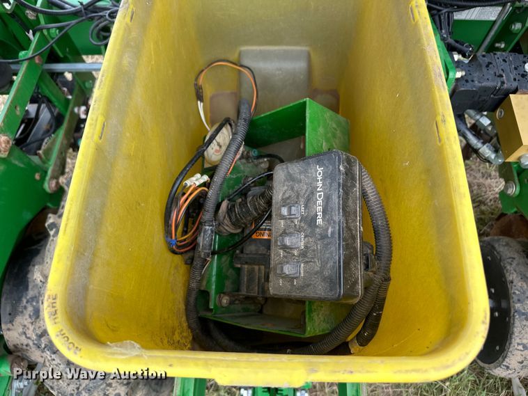 image for item DM2723 2009 John Deere 1720 Max Emerge XP no-till planter